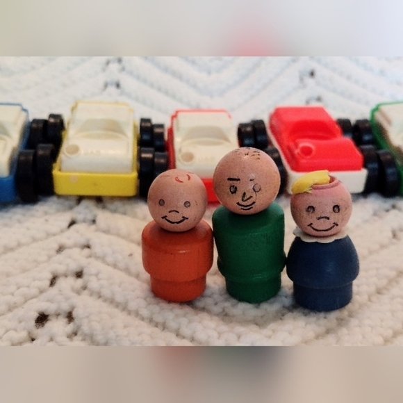 Vintage Fisher Price  Little People #930 Family Action Garage 5 Cars 3 Wood Ppl - Picture 7 of 9